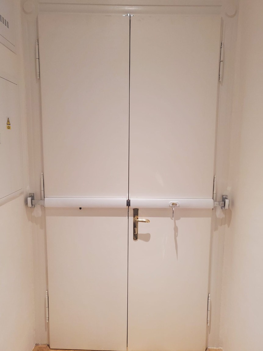 Závora na dvoukřídlé dveře DOM - dvoubodová - Vše co patří na a do dveří Dveřní závory celoplošné Dveřní závory na dvoukřídlé dveře