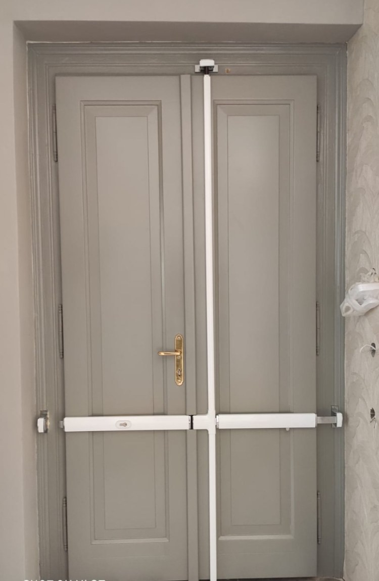 Závora na dvoukřídlé dveře DOM - čtyřbodová - 