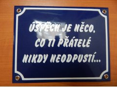 Smaltovaná cedule Úspěch je něco, co ti přátelé nikdy neodpustí