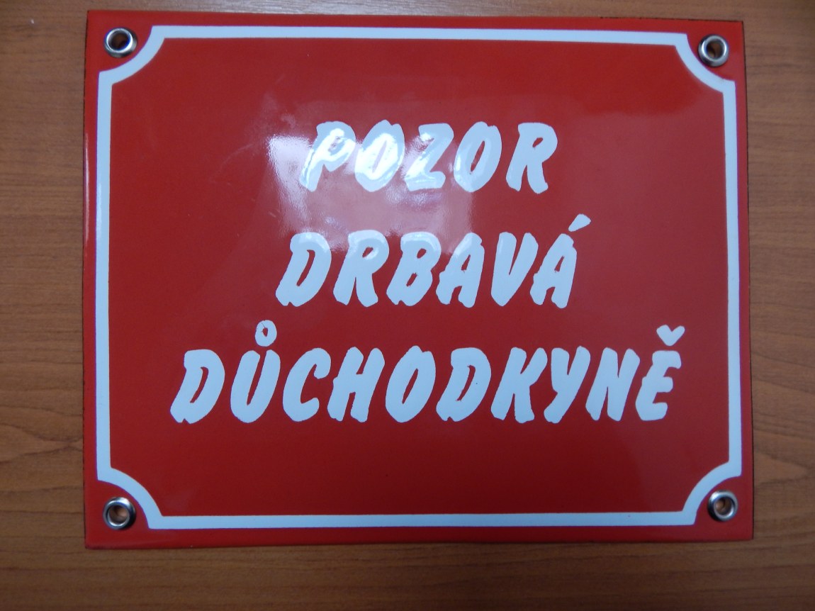 Smaltovaná cedule Pozor drbavá důchodkyně - Gravírování, smalt, piktogramy Smaltované cedule