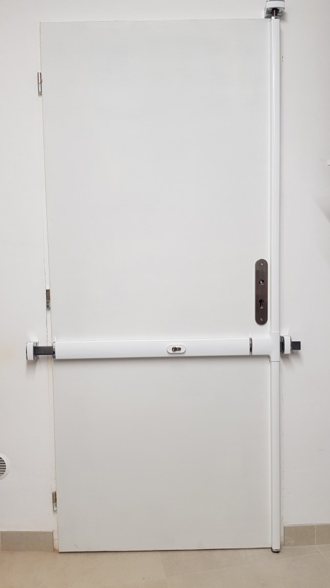 Bezpečnostní závora pro jednokřídlé dveře - Dveře Dveřní závory celoplošné Dveřní závory na jednokřídlé dveře